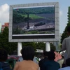 Người dân Triều Tiên theo dõi tin tức về vụ phóng tên lửa đạn đạo liên lục địa Hwasong-14 trên màn hình lớn gần một nhà ga xe lửa ở Bình Nhưỡng ngày 4/7. (Nguồn: AFP/TTXVN)