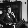 Ông John F. Kennedy lúc đang là thượng nghị sỹ tại Văn phòng tháng 8/1959. (Nguồn: LOOK Magazine/TTXVN)