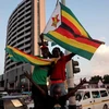 Người dân và binh sỹ Zimbabwe vui mừng trước thông tin Tổng thống từ chức, tại Harare. (Nguồn: AFP/TTXVN)