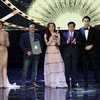 Ban tổ chức trao giải Bông sen vàng cho bộ phim Em chưa 18 (thể loại phim truyện điện ảnh). (Ảnh: Trần Lê Lâm/TTXVN)