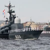 Tàu chiến của Hải quân Nga tham gia diễu binh dọc sông Neva ở Saint Petersburg ngày 30/7. (Nguồn: AFP/TTXVN)