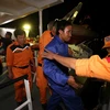 Các ngư được cứu nạn lên bờ an toàn ở thành phố Đà Nẵng, tối 15/12. (Ảnh: Trần Lê Lâm/Vietnam+)