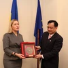 Đại sứ Nguyễn Anh Tuấn tặng quà lưu niệm cho bà Oksana Yurinets. (Ảnh: Dương Trí/Vietnam+)