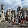 Khách du lịch thăm quan khu Plaza de la Cathedral tại thủ đô La Habana, Cuba ngày 22/3. (Nguồn: EPA/TTXVN)