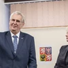 Tổng thống Séc Milos Zeman và vợ đi bỏ phiếu. (Nguồn: EPA)