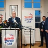 Tổng thống Séc Milos Zeman (thứ 2, trái) phát biểu với báo giới sau vòng bầu cử thứ nhất ở Prague ngày 12/1. (Nguồn: AFP/TTXVN)
