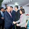 Thủ tướng Nguyễn Xuân Phúc thăm và nói chuyện với cán bộ, nhân viên Đại sứ quán Việt tại Ấn Độ. (Ảnh: Thống Nhất/TTXVN)