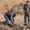 Cảnh sát Iraq khai quật thi thể được tìm thấy trong một ngôi mộ tập thể ở Hamam al-Alil trong chiến dịch giải phóng Mosul ngày 7/11/2017. (Nguồn: AFP/TTXVN)