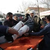 Chuyển người bị thương tại hiện trường vụ đánh bom liều chết ở Kabul ngày 27/1. (Nguồn: THX/TTXVN)