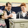 Tổng thống Cyprus Nicos Anastasiades (giữa) bỏ phiếu tại một điểm bầu cử ở Limassol ngày 28/1. (Nguồn: THX/TTXVN)
