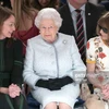 “Bà đầm thép” Anna Wintour bị chỉ trích khi ngồi cạnh Nữ hoàng Anh