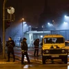 Cảnh sát canh gác tại lối vào Đại sứ quán Mỹ ở Podgorica, Montenegro. (Nguồn: Reuters)
