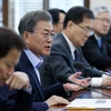 Tổng thống Hàn Quốc Moon Jae-in (thứ 2, trái) trong cuộc họp tại Seoul ngày 26/1. (Nguồn: Yonhap/TTXVN)