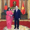 Chủ tịch nước Trần Đại Quang tiếp Bà Samianaz, Đại sứ Đặc mệnh toàn quyền Cộng hòa Nhân dân Bangladesh tại Việt Nam đến trình Quốc thư nhân dịp nhận nhiệm kỳ công tác mới ngày 26/9/2017. (Ảnh: Nhan Sáng/TTXVN)