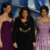 Ba nữ nạn nhân của các vụ lạm dụng là Ashley Judd, Salma Hayek và Annabella Sciorra lên sân khấu Oscar phát biểu về nữ quyền. (Nguồn: AFP)