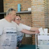 Hai du khách Nga tại Nha Trang bỏ phiếu bầu Tổng thống. (Ảnh: Tiên Minh/TTXVN)