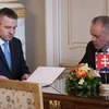 Tổng thống Slovakia Andrej Kiska (phải) và Phó Thủ tướng Peter Pellegrini (trái) tại cuộc gặp ở Bratislava ngày 15/3. (Nguồn: AFP/TTXVN)