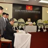 Phó Thủ tướng Yim Chhay Ly đại diện Chính phủ Vương quốc Campuchia ghi sổ tang viếng nguyên Thủ tướng Phan Văn Khải tại Đại sứ quán Việt Nam ở thủ đô Phnom Penh. (Ảnh: Minh Hưng​/TTXVN)