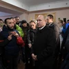 Tổng thống Nga Vladimir Putin (giữa) thăm nạn nhân bị thương trong vụ hỏa hoạn tại bệnh viện ở Kemerovo ngày 27/3. (Nguồn: AFP/TTXVN)