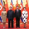 Chủ tịch Tập Cận Bình và phu nhân (phải) cùng nhà lãnh đạo Kim Jong-un và phu nhân (trái). (Nguồn: THX/TTXVN)