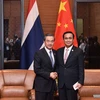 Ủy viên Quốc vụ kiêm Ngoại trưởng Trung Quốc Vương Nghị (trái) và Thủ tướng Thái Lan Prayut Chan-o-cha. (Nguồn: Xinhua)
