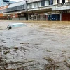 Lũ lụt nhấn chìm những chiếc xe ôtô. (Nguồn: Facebook)
