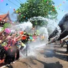 Người dân Thái Lan và khách du lịch vui chơi trong Lễ Songkran ở Ayutthaya. (Nguồn: THX/TTXVN)