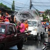 Người dân tham gia lễ té nước trên đường phố tỉnh miền nam Narathiwat mừng đón Tết Songkan ngày 13/4. (Nguồn: AFP/TTXVN) 