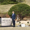 Tổng thống Hàn Quốc Moon Jae-in (phải) và nhà lãnh đạo Triều Tiên Kim Jong-un chụp ảnh lưu niệm sau khi trông cây thông hòa bình tại làng đình chiến Panmunjom ngày 27/4. (Nguồn: Yonhap/TTXVN)