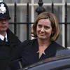 Bộ trưởng Nội vụ Anh Amber Rudd (phải) rời văn phòng ở London ngày 25/4. (Nguồn: AFP/TTXVN)