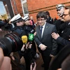 Cựu Thủ hiến Catalonia Carles Puigdemont (giữa) sau khi được trả tự do khỏi trại giam ở Neumuenster, miền bắc Đức ngày 6/4. (Nguồn: AFP/TTXVN)