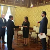 Đại sứ Việt Nam Nguyễn Ngọc Sơn trình Quốc thư lên Quyền Tổng thống Ecuador María Alejandra Vicuña. (Ảnh: Hoài Nam/TTXVN)