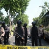 Lực lượng chống khủng bố phong tỏa hiện trường loạt vụ đánh bom nhà thờ ở Surabaya. (Nguồn: THX/TTXVN) 