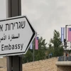 Biển báo 'Đại sứ quán Mỹ' cùng cờ Mỹ và cờ Israel được dựng tại Jerusalem ngày 7/5. (Nguồn: THX/TTXVN)