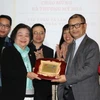Bà Trương Mỹ Hoa đã trao bảng công nhận hội viên tập thể Câu lạc bộ 'Vì Hoàng Sa-Trường Sa thân yêu' cho Hội doanh nhân Việt Nam tại Australia. (Ảnh: Khánh Linh/Vietnam+)