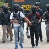 Cảnh sát Indonesia phong tỏa một khu vực, nơi các nghi phạm tham gia vụ đánh bom liều chết ở Surabaya sinh sống, để điều tra, ngày 15/5. (Nguồn: THX/TTXVN)