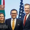 Bộ trưởng Kinh tế Mexico Ildefonso Guajardo (giữa), Đại diện thương mại Mỹ Robert Lighthizer (trái) và Ngoại trưởng Canada Chrystia Freeland tại cuộc họp báo sau vòng bảy tái đàm phán NAFTA ở Mexico City ngày 5/3. (Nguồn: THX/TTXVN) 