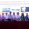 Quang cảnh lễ ký kết hợp tác giữa các doanh nghiệp kinh doanh dịch vụ du lịch Việt Nam và Lào bên cạnh chương trình quảng bá. (Ảnh: Phạm Kiên/Vietnam+)