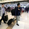 Các nhà báo Hàn Quốc lên đường đi Bắc Kinh từ sân bay quốc tế Gimpo ngày 21/5 để tới Triều Tiên đưa tin về sự kiện dỡ bỏ bãi thử hạt nhân Punggye-ri. (Nguồn: Yonhap/TTXVN)
