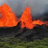 [Video] Núi lửa phun dung nham đỏ rực một góc trời Hawaii