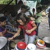 Người dân sống bên bờ sông Cauca được sơ tán tới khu trại tạm gần thành phố Ituango, quận Antioquia ngày 13/5. (Nguồn: AFP/TTXVN)