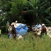Cảnh sát và binh sỹ gác tại hiện trường vụ rơi máy bay Boeing-737 tại La Habana, Cuba ngày 18/5. (Nguồn: EFE/TTXVN)