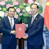 Chủ tịch nước Trần Đại Quang trao Quyết định bổ nhiệm Phó Chánh án Tòa án Nhân dân tối cao cho ông Nguyễn Văn Du. (Ảnh: Nhan Sáng/TTXVN)