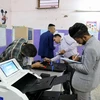 Nhân viên bầu cử đóng các thiết bị phân loại và bỏ phiếu điện tử khi kết thúc ngày bầu cử tại một điểm bỏ phiếu ở Baghdad, ngày 12/5. (Nguồn: THX/TTXVN) 
