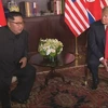 Tổng thống Mỹ Donald Trump (phải) trong cuộc gặp với nhà lãnh đạo Triều Tiên Kim Jong-un (trái) tại Sentosa, Singapore ngày 12/6. (Nguồn: YONHAP/TTXVN)