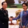Cố vấn Nhà nước Myanmar Aung San Suu Kyi (phải) có cuộc gặp với Bộ trưởng Quốc phòng Trung Quốc Ngụy Phụng Hòa. (Nguồn: THX/TTXVN)
