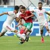 Các cầu thủ Iran (áo trắng) tranh bóng với các cầu thủ Maroc trong trận đấu trong khuôn khổ bảng B World Cup 2018 ở Saint Petersburg, Nga ngày 15/6. (Nguồn: THX/TTXVN)