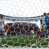 Bóng nằm gọn trong lưới đội tuyển Ai Cập sau pha đánh đầu của cầu thủ Uruguay Jose Gimenez trong trận đấu. (Nguồn: THX/TTXVN)