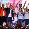 Tổng thống đắc cử Colombia Ivan Duque (giữa) bên những người ủng hộ sau khi kết quả bầu cử Tổng thống vòng 2 được công bố tại Bogota, Colombia ngày 17/6. (Ảnh: EPA/TTXVN)