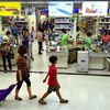 Người dân mua sắm tại một siêu thị ở Seoul, Hàn Quốc. (Nguồn: AFP/TTXVN)
